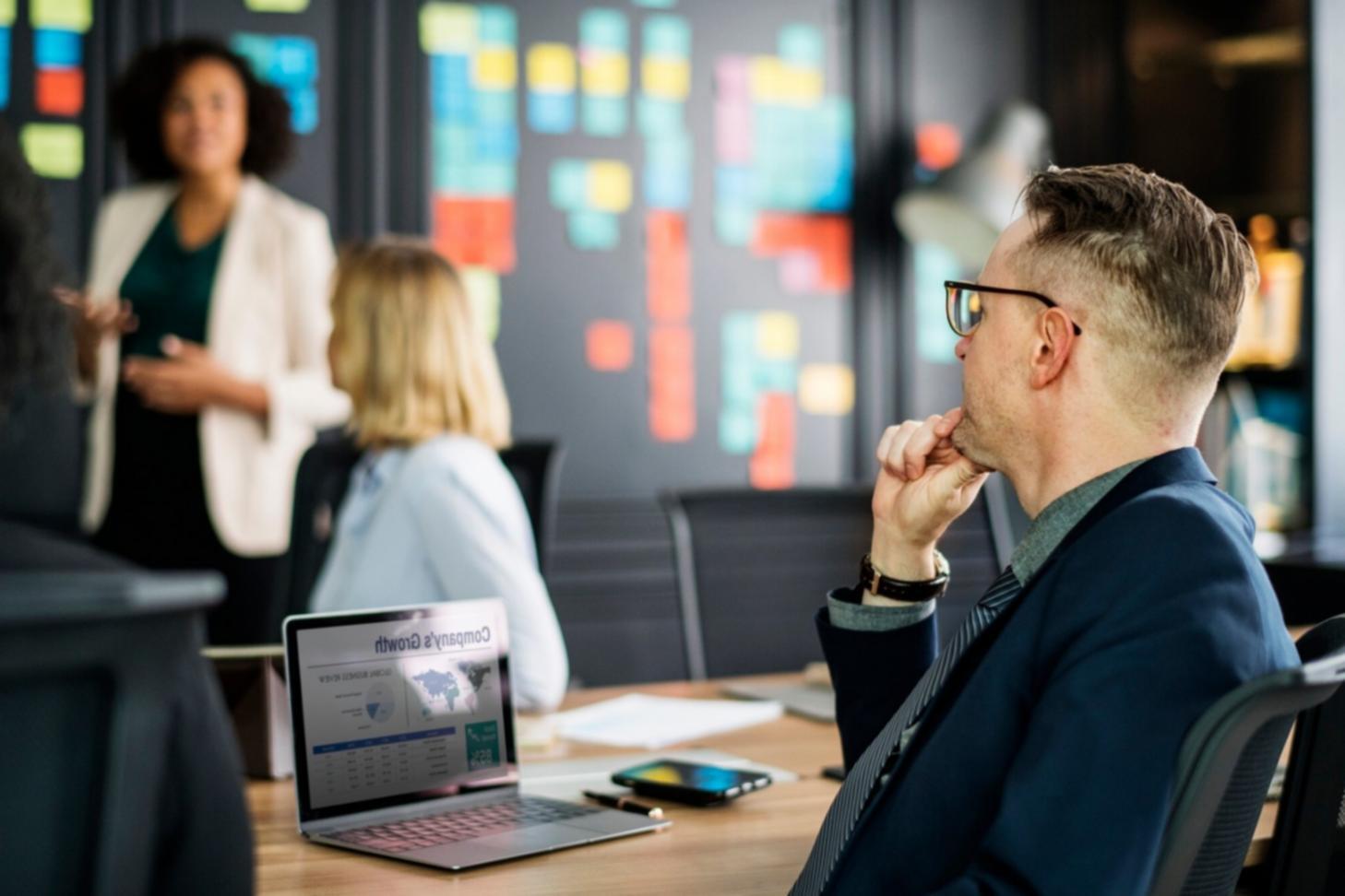 Professionnel analysant des documents financiers et préparant sa stratégie de communication